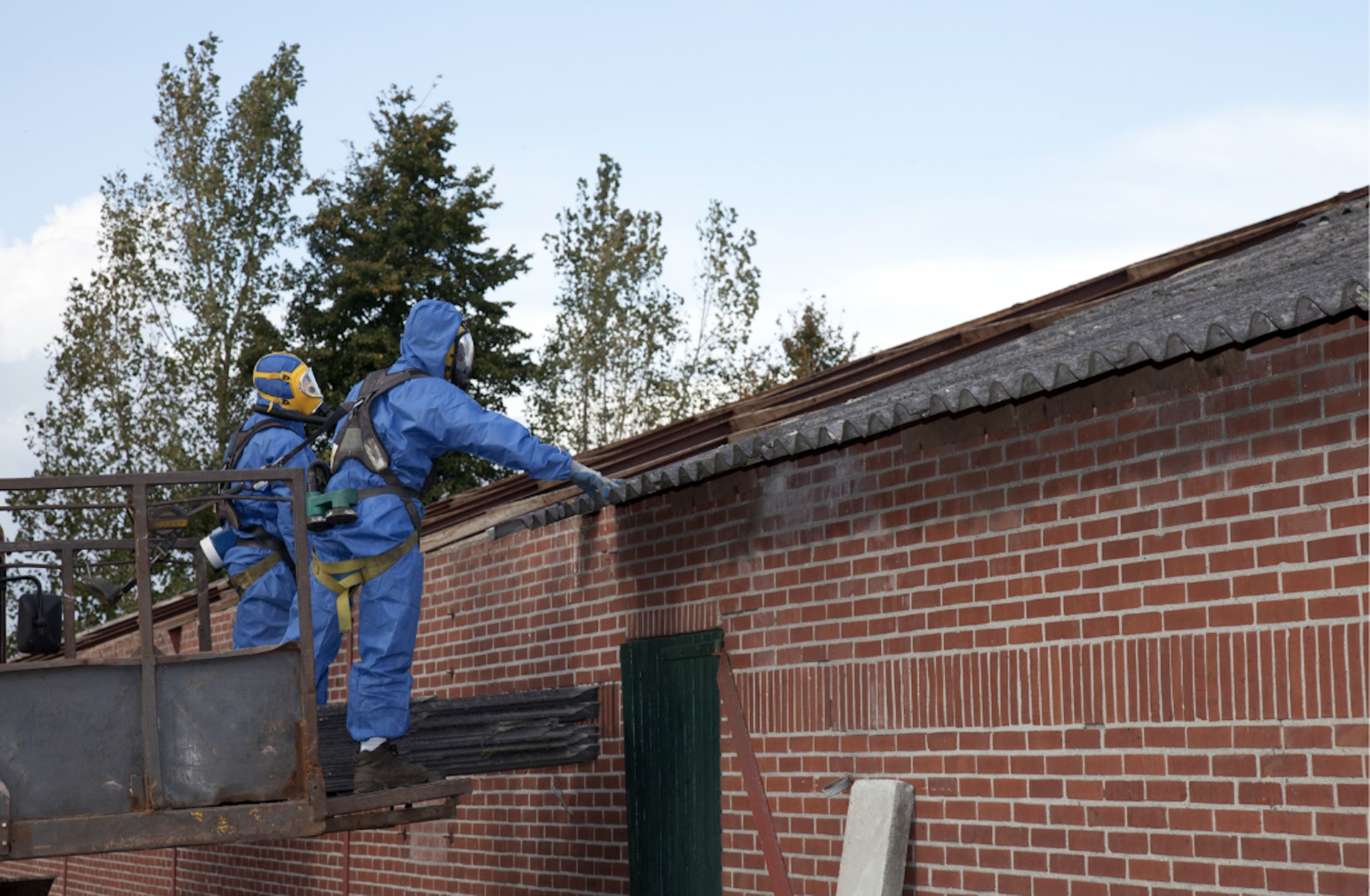 Experts for safety and health アスベスト処理・内装解体工事から足場架設まで。調査から施工までを一貫してトータルサポート。